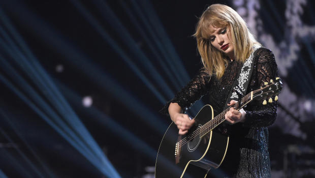 Taylor Swift covers Earth WInd & Fire